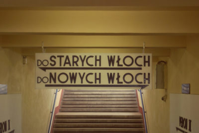Tablice z napisem "Do Starych Włoch do Nowych Włoch" wiszące w przejściu podziemnym pod stacją Warszawa Włochy