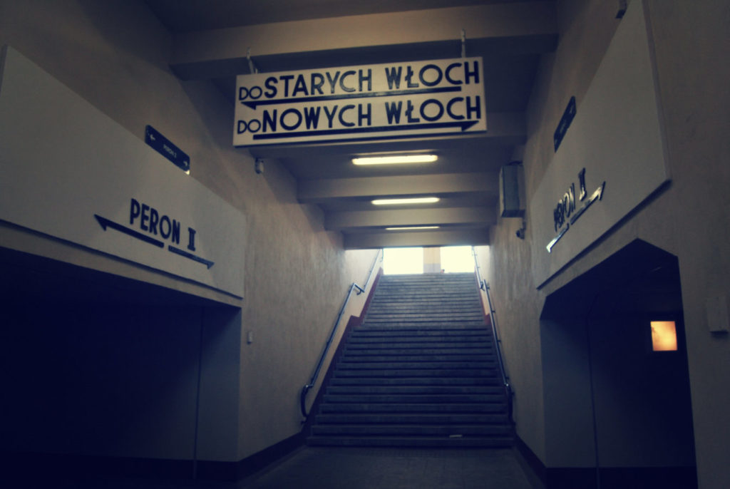 Przejście podziemne pod stacją PKP Włochy. Widok na schody i tablice kierunkowe z napisem "Do Starych Włoch do Nowych Włoch"