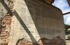 Zabytkowy rozkład jazdy spod stacji PKP Warszawa Włochy - fragmenty tynku na ceglanej ścianie