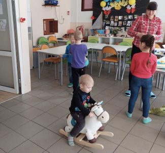 Bawiące się dzieci w punkcie na ul. Rybnickiej