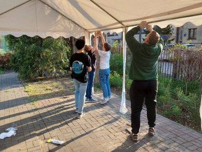 wolontariusze rozstawiający namiot w punkcie dla dzieci ukraińskich uchodźców na ul. Rybnickiej we Włochach