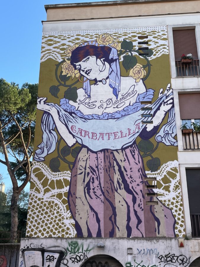 Garbatella Rzym widok na mural z kobietą